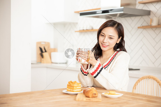 冬季居家女性喝下午茶吃蛋糕面包图片