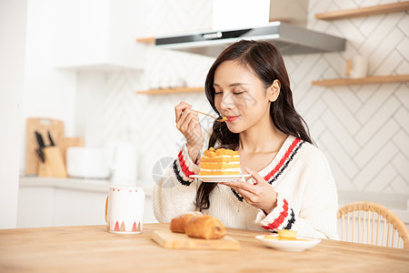 冬季居家女性吃蛋糕面包下午茶图片