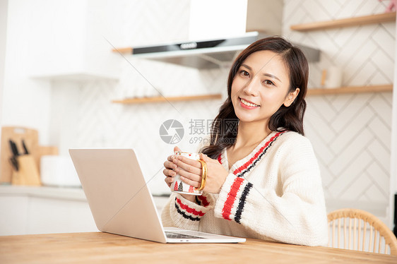 冬季居家女性工作喝咖啡图片