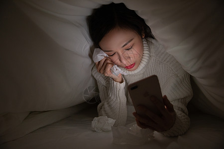 伤心的女人青年女性深夜看手机流泪背景