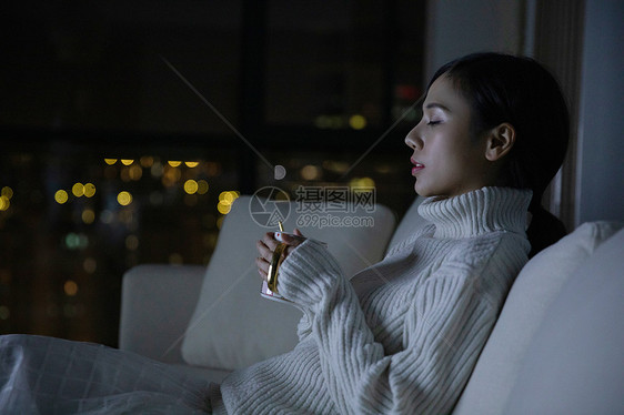 青年女性夜晚熬夜看电视图片