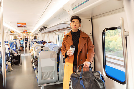 青年男性乘坐高铁返乡高清图片