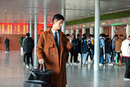 青年男性车站排队买票差旅高清图片素材