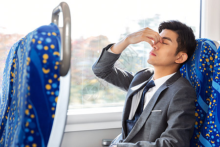 车站显示屏商务男性在高铁座位上休息背景