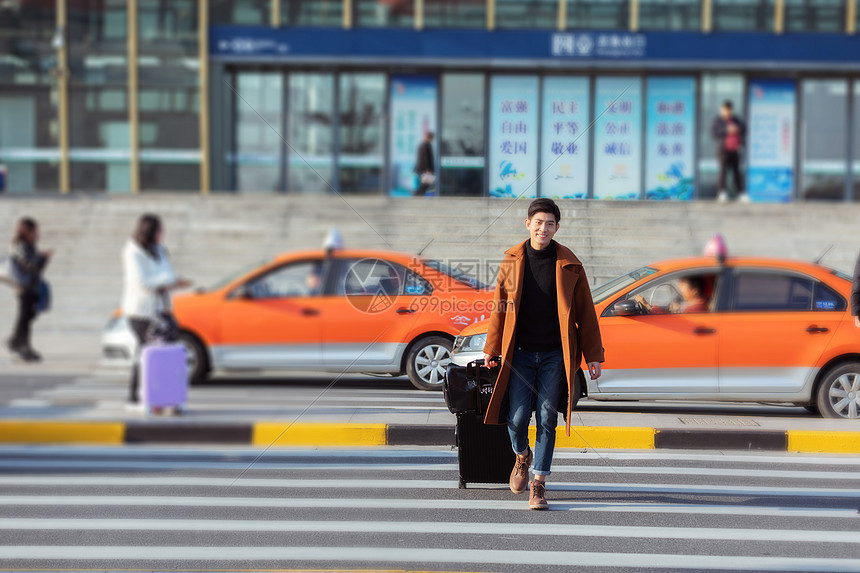 青年男性高铁站外打车图片