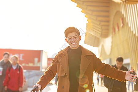 青年男性春节回家出火车站图片