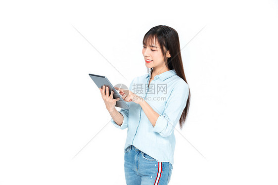 成人教育美女大学生拿平板学习图片