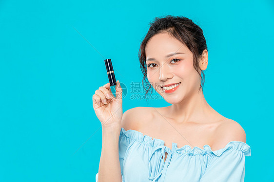 美女拿口红展示图片