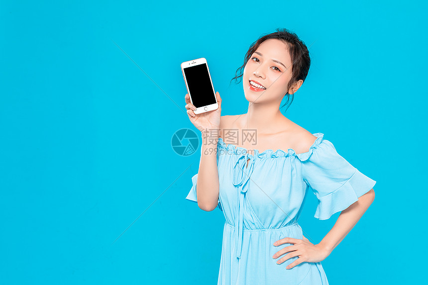 活力清纯美女拿手机展示图片