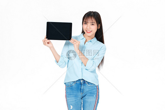 成人教育美女大学生拿平板电脑图片