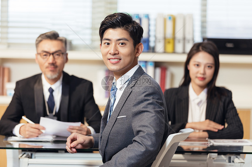 青年男性求职面试 图片