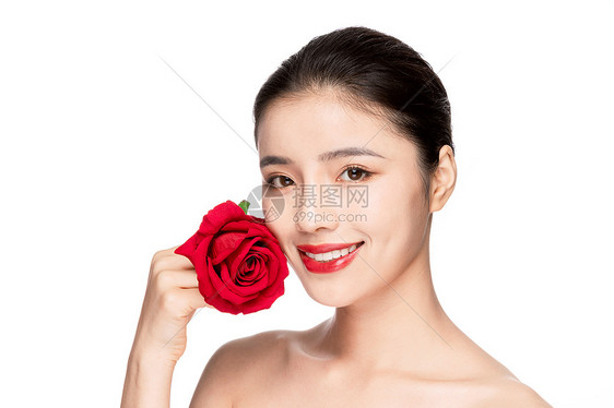 美女手捧玫瑰花图片