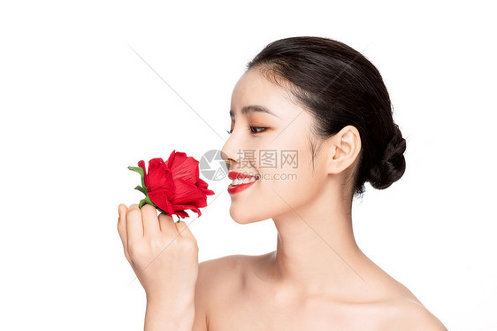 美女手捧玫瑰花图片