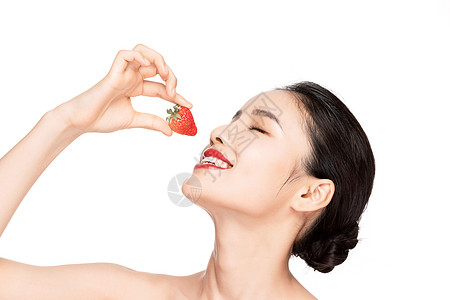 创意水果创意美妆美女吃草莓背景