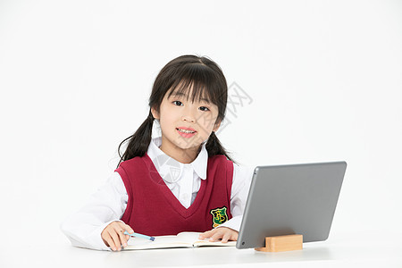 小女孩看平板电脑学习背景图片