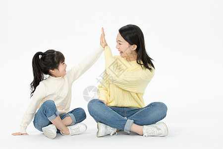 母女坐地上亲密陪伴嬉戏图片