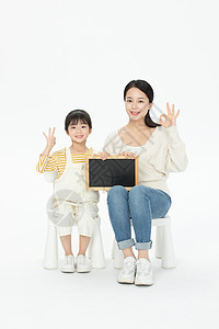 妈妈和女儿坐在椅子上拿黑板图片