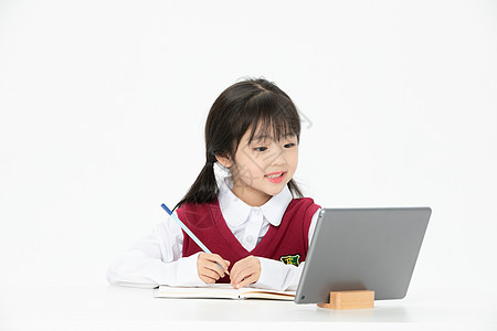 小女孩看平板电脑图片