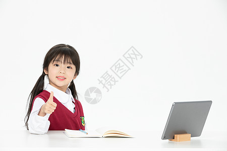 小女孩看平板电脑学习图片