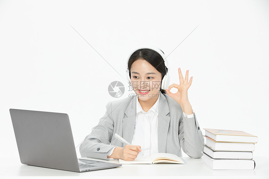 女性教师远程在线教育高清图片下载 正版图片 摄图网
