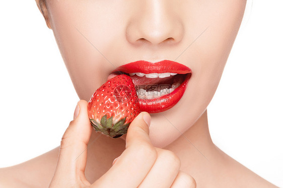 美女吃草莓嘴巴局部特写图片
