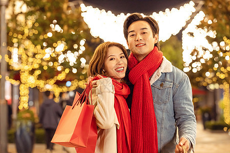 情侣新年夜晚逛街购物图片