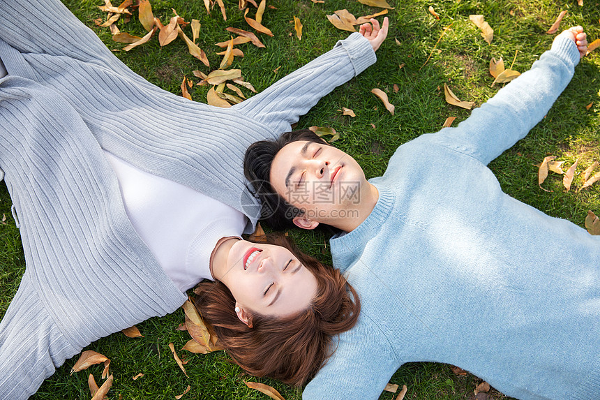 秋天情侣躺在草地上图片