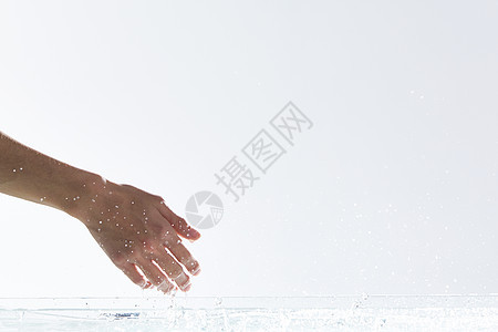 手和水滴图片