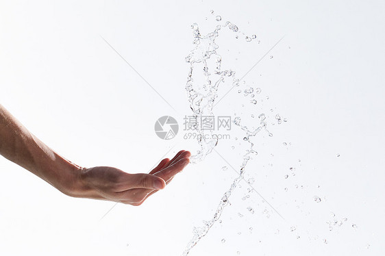 手和水滴图片