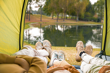 户外互动一家三口躺在帐篷里欣赏风景背景