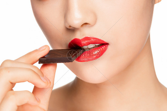 女性吃巧克力嘴部特写图片