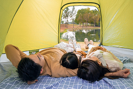一家三口躺在帐篷里图片