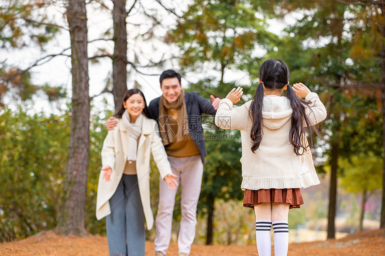 年轻爸妈向女儿张开怀抱图片