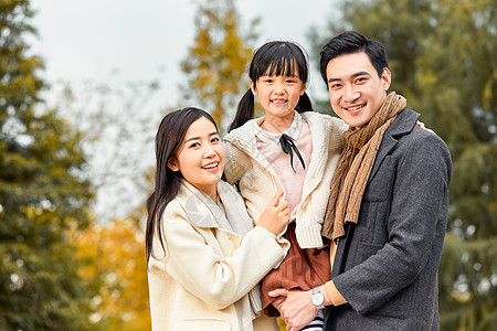 站立的女孩一家三口幸福生活背景