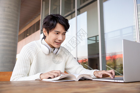 青年男性户外阅读学习图片