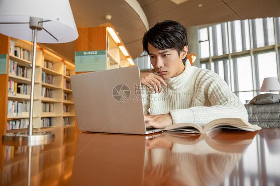 青年男性图书馆学习办公图片