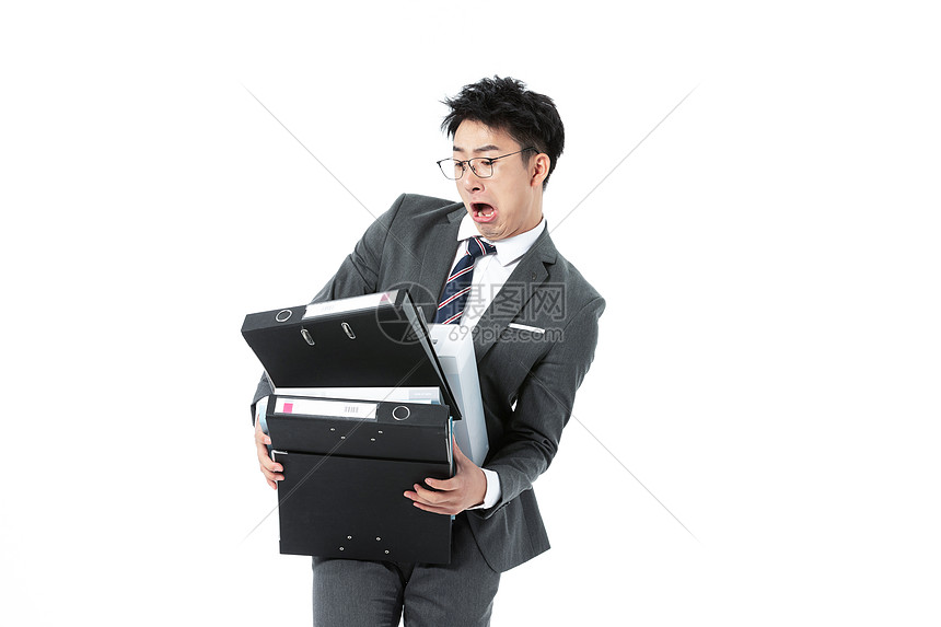 商务男性抱着很多文件夹图片