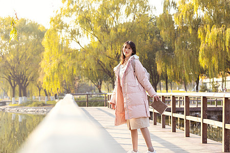 冬季校园里的甜美女大学生图片