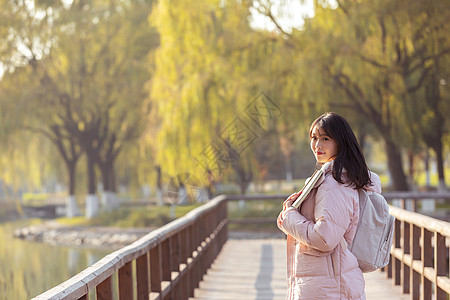 冬季校园里的甜美女大学生图片