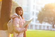 夕阳下的女大学生图片