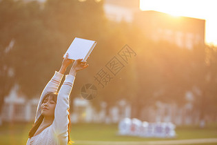 夕阳下的女大学生图片