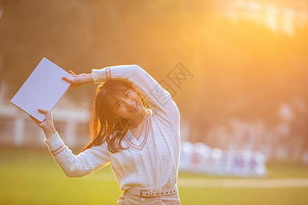 夕阳下的女大学生图片