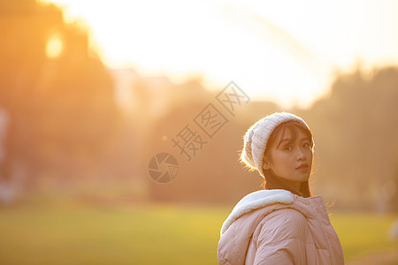 夕阳下的女大学生图片