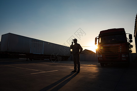 运输服务货车司机使用对讲机通话背景