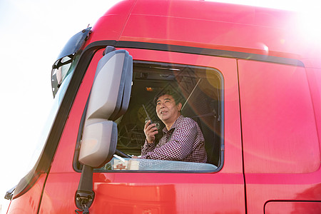 司机服务货车司机使用对讲机通话背景
