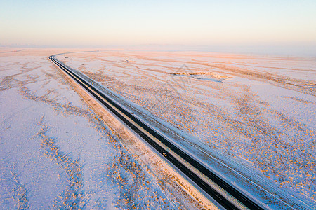 航拍新疆冬季雪原公路高清图片