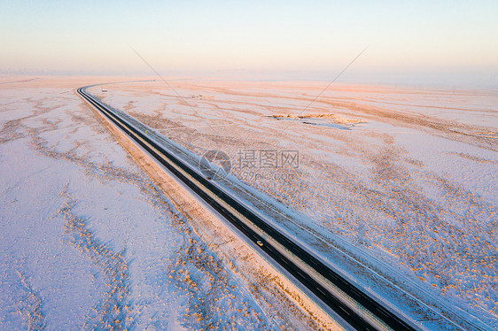 航拍新疆冬季雪原公路图片