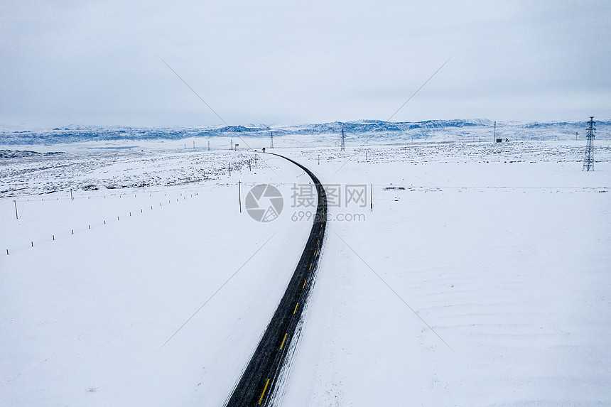 航拍新疆冬季雪原公路图片