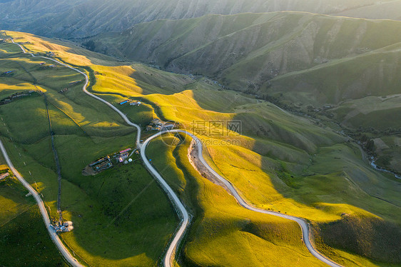 新疆草原山路航拍图片