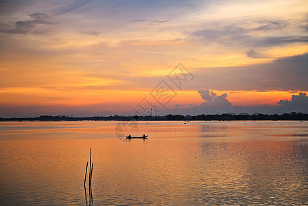 缅甸莱茵湖晚霞下泛舟图片